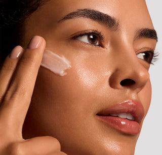 IS Clinical Reparative Moisture Emulsion Swatch Application